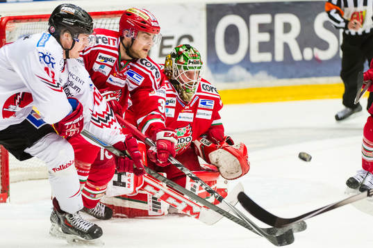 Modos målvakt Linus Ullmark och Nichlas Torp framför