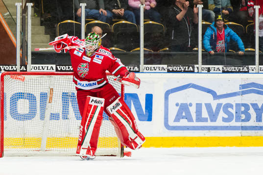 Modos målvakt Linus Ullmark jublar