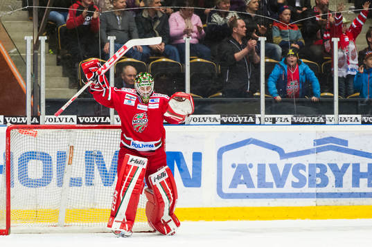 Modos målvakt Linus Ullmark jublar
