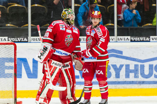 Modos målvakt Linus Ullmark och Emil Djuse