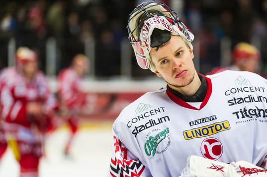 Vita Hästens målvakt Henrik Lundberg deppar