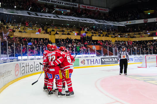 Modos spelare Juha-Pekka Haataja och Emil Djuse jublar