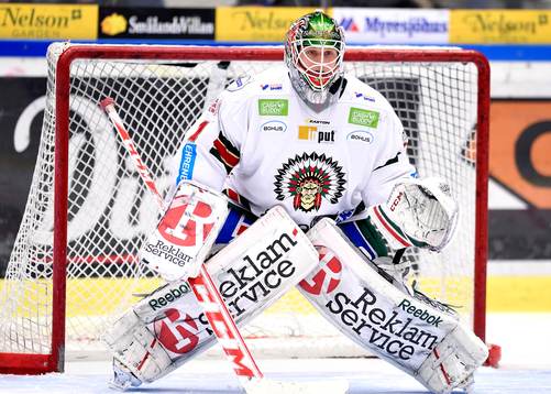 Frölundas målvakt Lars Johansson på uppvärmningen