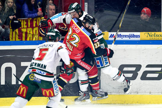 Luleås Lennart Petrell tacklar Frölundas Oliver Bohm