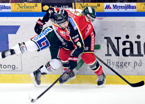 Luleås Johan Forsberg tacklar Frölundas Mathis Olimb