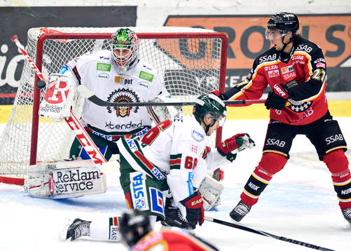 Luleås Daniel Zaar försöker styra pucken