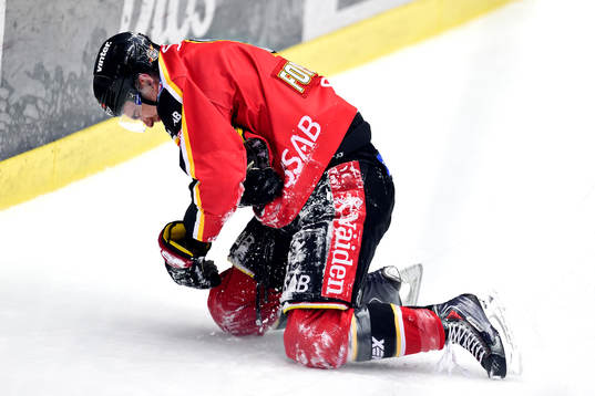Luleås Johan Forsberg grinar illa