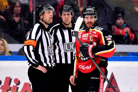 En upprörd Jan Sandström pratar med domarna Mikael