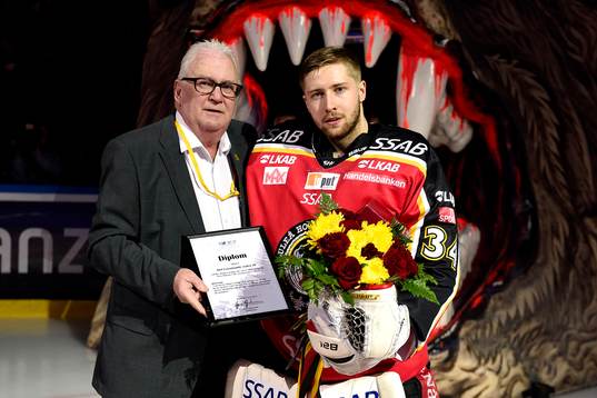 Före matchstart fick Luleås målvakt Joel Lassinantti ta