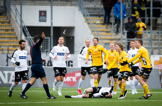 Elfsborgs Simon Hedlund går gult kort