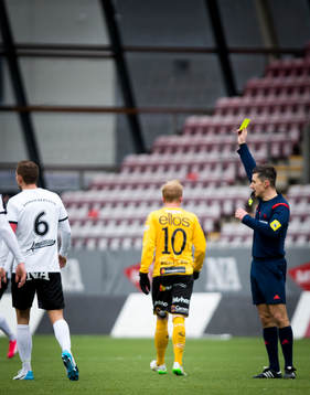 Elfsborgs Simon Lundevall går gult kort och deppar