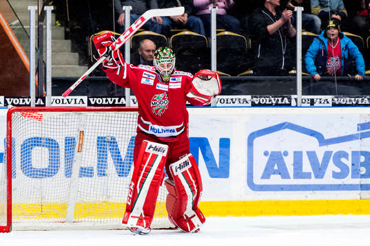Modos målvakt Linus Ullmark jublar