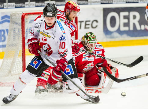 Vita Hästens Mattias Kalin framför Modos mål