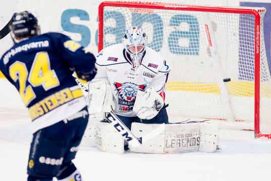 s Erik Christensen gör 1-0 bakom Linköpings målvakt