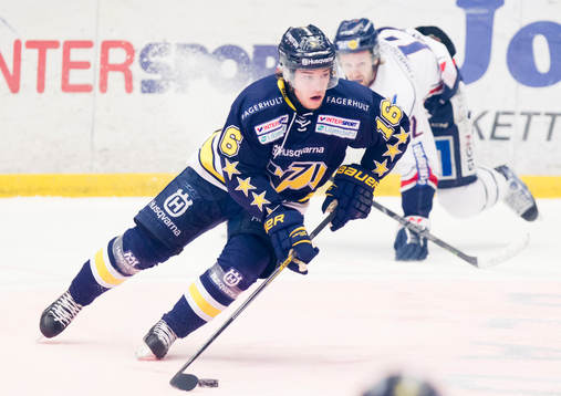 s Filip Sandberg före Linköpings Sebastian Karlsson
