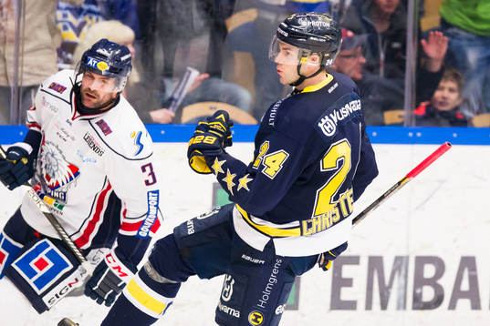s Erik Christensen (h) jublar