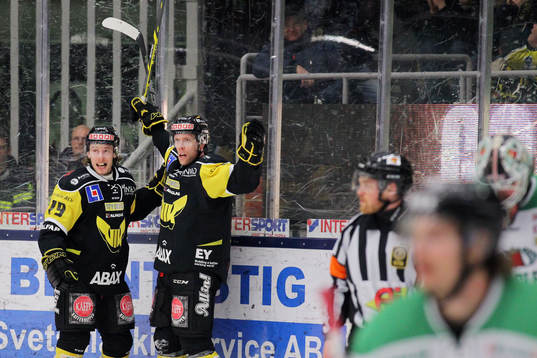 Västerås Brock Montpetit (v) och Fredrik Johansson (h)