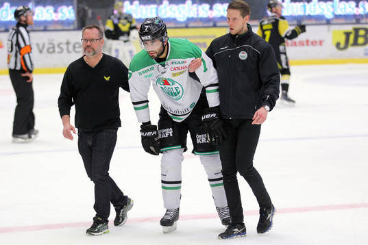 Rögles Jens Hellgren leds ut från planen