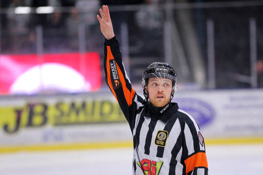 Matchens huvuddomare Johan Häll
