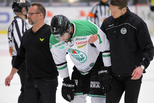 Rögles Jens Hellgren leds ut från planen