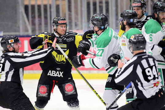 Västerås Mathias Bromé (v) i gruff med Rögles Rasmus