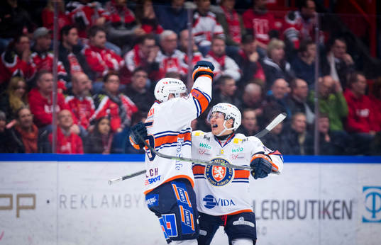 Växjös Noah Welch gör 1-2 och jublar Växjös Rhett