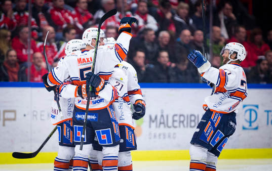 Växjös Noah Welch gör 1-2 och jublar Växjös Rhett
