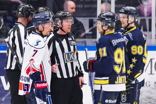s Andreas Jämtin och Ted Brithén framme vid domaren