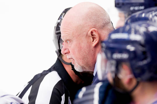 Linköpings tränare Roger Melin pratar med Domare Patrik