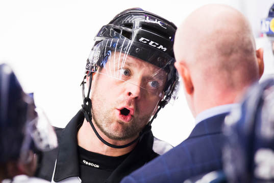 Linköpings tränare Roger Melin pratar med Domare Patrik