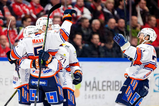 Växjös Noah Welch jublar med Tomi Kallio