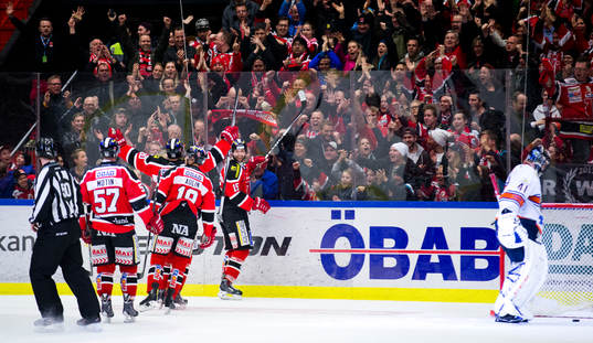 Örebros Henrik Löwdahl gör 4-3 och jublar