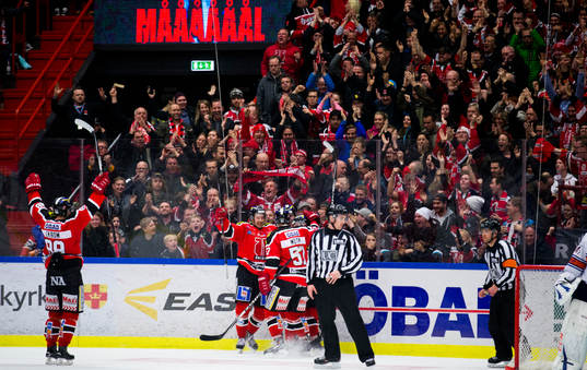 Örebros Henrik Löwdahl gör 4-3 och jublar
