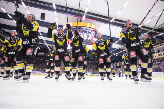 Västerås spelare jublar