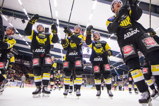 Västerås spelare jublar