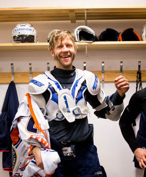 Växjös Tomi Kallio jublar i omklädningsrummet