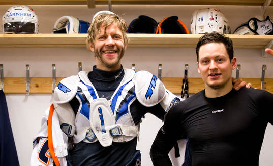 Växjös Tomi Kallio jublar med Rhett Rakhshani i
