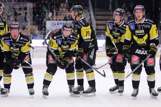 Västerås spelare Stefan Gråhns (v), Dustin Johner (mv),