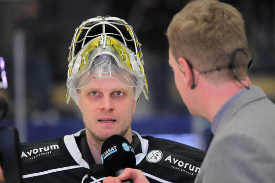 Västerås målvakt Jonas Fransson blir intervjuad av
