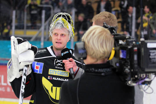 Västerås målvakt Jonas Fransson blir intervjuad av