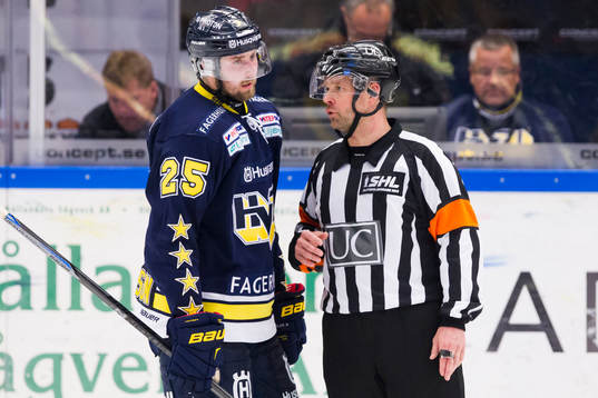 s Mattias Karlsson framme hos Domare Patrik Sjöberg
