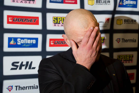 s tränare Andreas Johansson deppar