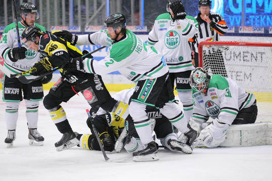 Rögles Jens Hellgren (h) tacklar Västerås Mathias Bromé