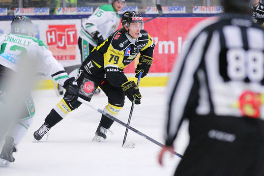 Västerås Brock Montpetit med puck