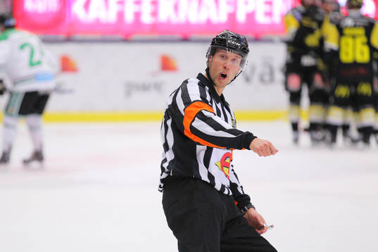 Matchens andra huvuddomare Andreas Harnbring
