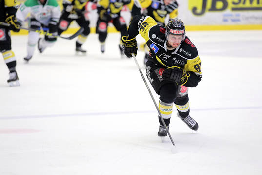 Västerås Mathias Bromé jagar puck