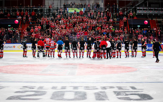 Örebrospelarna tackas av fansen