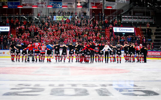 Örebrospelarna tackas av fansen