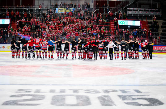 Örebrospelarna tackas av fansen
