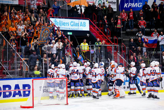 Växjös spelare jublar med fansen